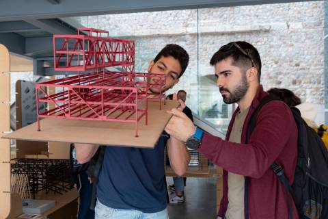 Dos estudiantes observando la maqueta del edificio de la Universidad Rudolf Steiner.